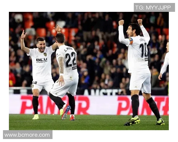 巴伦西亚球员受伤下场，球队遭遇困境但仍力争奋斗