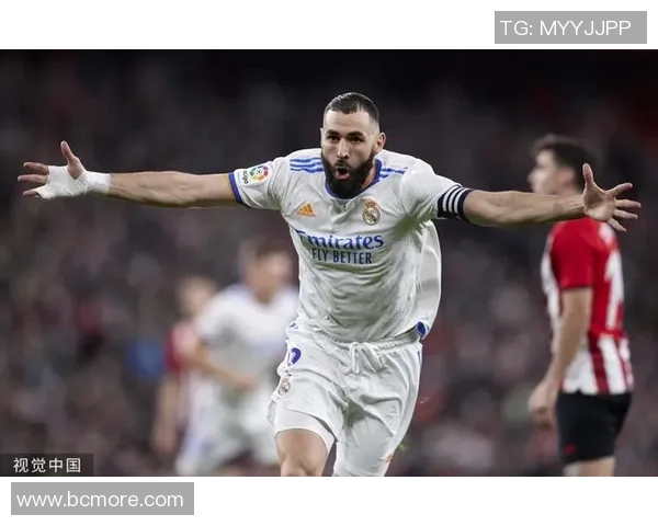 皇马主场3比1战胜比利亚雷亚尔，本泽马梅开二度，展现冠军风范